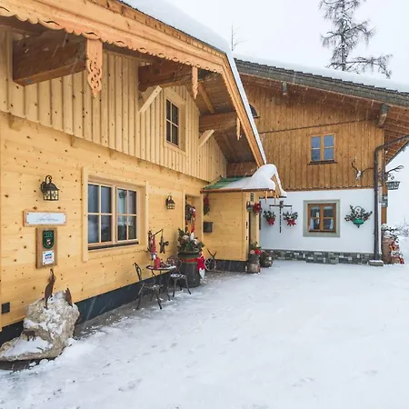 Hilltop Apartament *